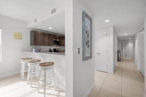 Appartement, Meerdere bedden (Aruba 206) | Privékeuken | Een oven, een broodrooster, kookgerei, borden en bestek
