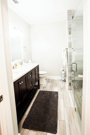 Douche, sèche-cheveux, serviettes fournies, savon