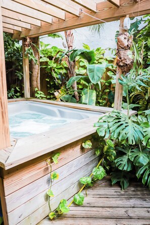 Bain à remous extérieur