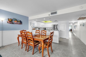 Apartment, Mehrere Betten (Sea Club #105 - Pelicans Perch) | Speisen