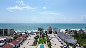 Un complexe hôtelier doté d’une piscine centrale, de villas en bord de mer et offrant une vue sur l’océan.