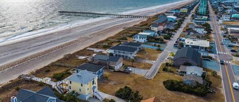 Une zone résidentielle côtière comprenant des maisons, une plage et une jetée.