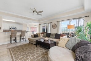 Condo, varias camas (The Wave 202) | Área de sala de estar | Televisión