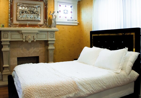 1 bedroom, desk, WiFi, bed sheets