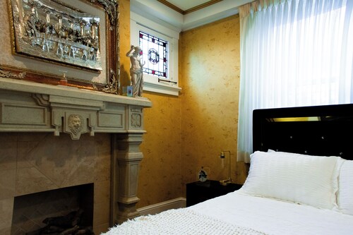 LAUREL HIGHLANDS GEM! SLEEPS2 ~ ART DECO SUITE ~ CHATEAU CONNELLSVILLE HOTEL