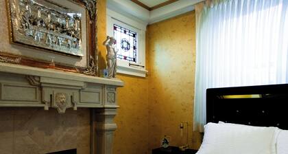 LAUREL HIGHLANDS GEM! SLEEPS2 ~ ART DECO SUITE ~ CHATEAU CONNELLSVILLE HOTEL