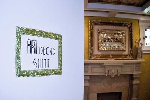 LAUREL HIGHLANDS GEM! SLEEPS2 ~ ART DECO SUITE ~ CHATEAU CONNELLSVILLE HOTEL