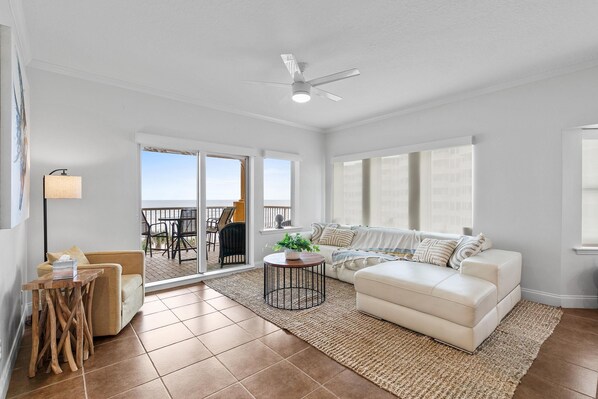 Condo, Plusieurs lits (Atlantic Villas 402) | Aire de séjour | Téléviseur