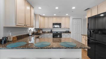 Condo, varias camas (Atlantic Villas 402) | Cocina privada | Horno, cafetera y tetera, tostadora y licuadora