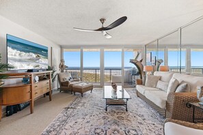 Condo, varias camas (Minorca The Inlet 904) | Área de sala de estar | Televisión 