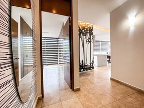 Apartamento, várias camas (DCA03 Trendy Condo in Mamita's beach ) | Parte interna