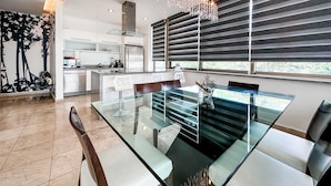 Departamento, varias camas (DCA03 Trendy Condo in Mamita's beach ) | Restaurantes