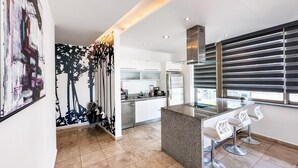 Departamento, varias camas (DCA03 Trendy Condo in Mamita's beach ) | Cocina privada