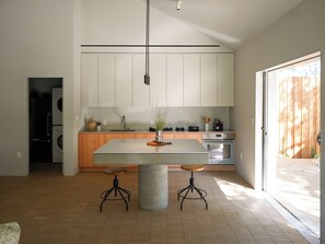 Micro-ondes, four, plaque de cuisson, lave-vaisselle