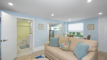 House, 1 Queen Bed with Sofa bed (Island Paradise 6) | Living area