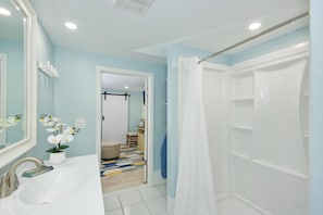 House, 1 Queen Bed with Sofa bed (Island Paradise 6) | Bathroom
