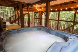 Outdoor spa tub - Cabin in Ellijay, Hideaway in the Woods (Ellijay)