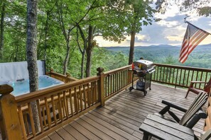 Outdoor spa tub - Summit House, Ellijay, Ga (Ellijay)