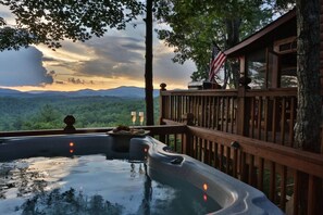 Outdoor spa tub - Summit House (Ellijay)