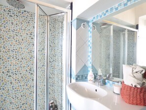 Douche, séchoir à cheveux, bidet, serviettes fournies