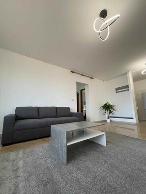 Fernseher, Tischtennisplatte