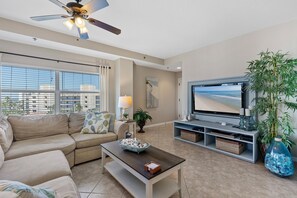 コンドミニアム ベッド (複数台) (Oceanwalk 8-507) | リビング エリア | テレビ