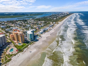 Condo, varias camas (Atlantic Villas 302) | Playa | En la playa 