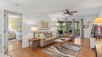 Condo, 2 camas Queen size (Sea Woods 123) | Área de sala de estar