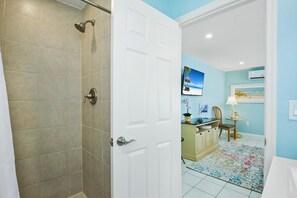 House, 1 Queen Bed with Sofa bed (Island Paradise 4) | Bathroom - Island Paradise 4 (Fort Myers Beach)
