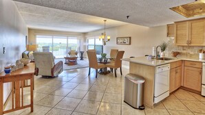 Una cocina amplia con comedor, ventanas grandes y vistas al exterior.
