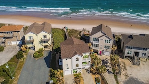 Un área residencial costera con casas que dan a la playa.