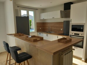 Kjøleskap, mikrobølgeovn, ovn og kokeplater