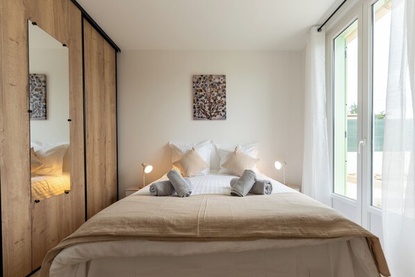 4 soverom, skrivebord, strykejern/-brett og reiseseng for barn