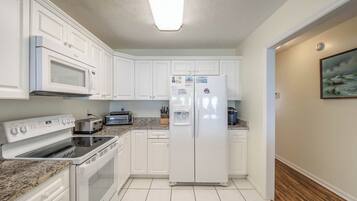 Studio (3 Bedrooms) | Property amenity