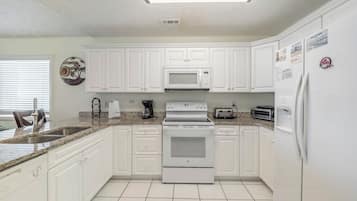 Studio (3 Bedrooms) | Property amenity