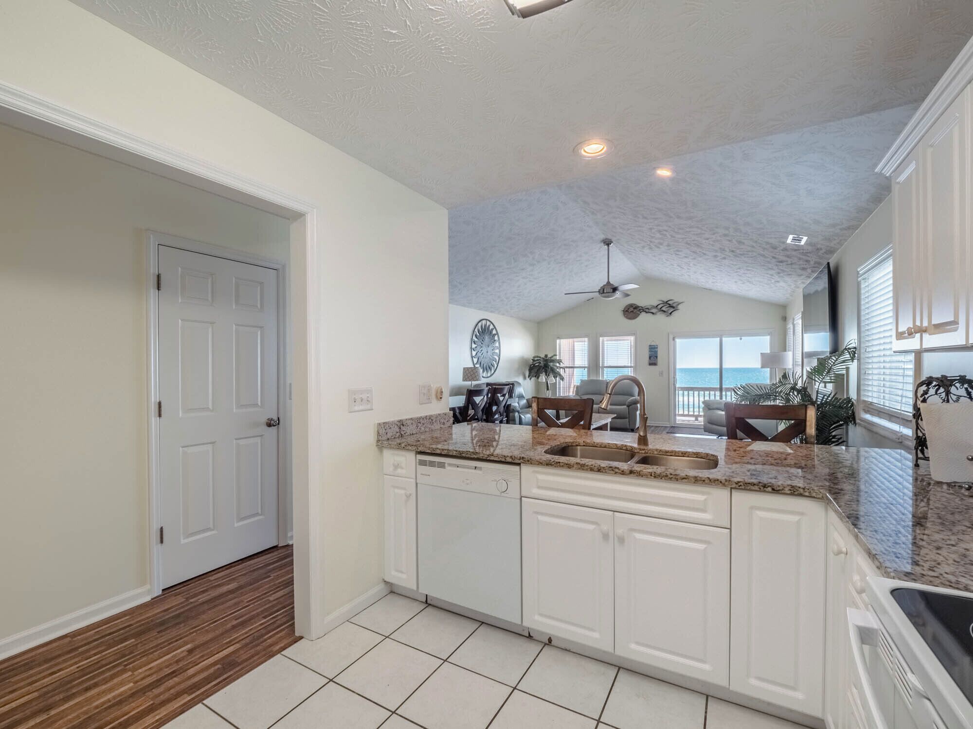 Studio (3 Bedrooms) | Property amenity