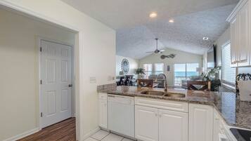 Studio (3 Bedrooms) | Property amenity