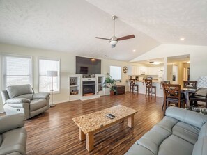 Studio (3 Bedrooms) | Property amenity