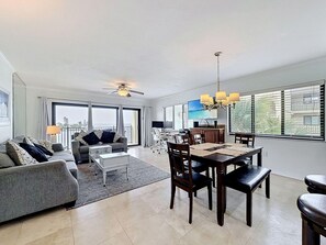 Condo, varias camas (Land's End 5-305 Gulf-Bay Front) | Área de sala de estar