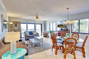 Condo, nhiều giường (Land's End 5-305 Gulf-Bay Front) | Khu phòng khách