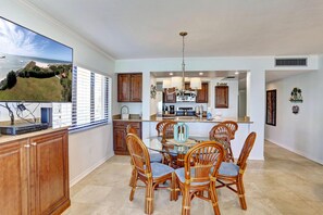 Condo, varias camas (Land's End 5-305 Gulf-Bay Front) | Restaurantes