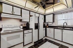 Appartamento, 1 letto queen (Ocean Terrace Club 601) | Cucina privata | Forno, tostapane
