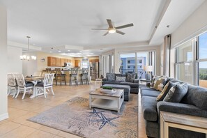 Huoneisto, useita sänkyjä (Oceanwalk 13-507) | Oleskelualue | Televisio