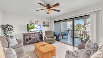 Condo, 1 King Bed (Sea Club #6 - Footprints in the Sand) | Living area