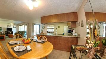 Condo, 1 King Bed (Sea Club #6 - Footprints in the Sand) | Dining