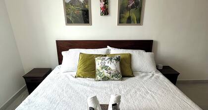 Cozy Centrally located Condo w/ Mountain view, Pool, & Gym