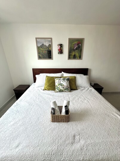 Cozy Centrally located Condo w/ Mountain view, Pool, & Gym