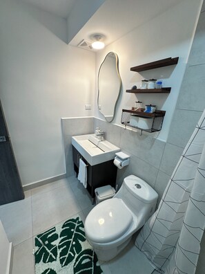 Serviettes fournies, savon, papier toilette