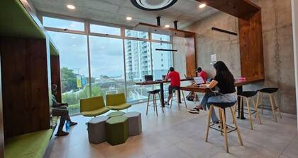 Cozy Centrally located Condo w/ Mountain view, Pool, & Gym