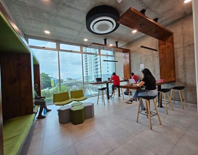 Cozy Centrally located Condo w/ Mountain view, Pool, & Gym